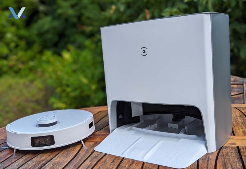 What is the difference between Deebot Omni and Turbo?